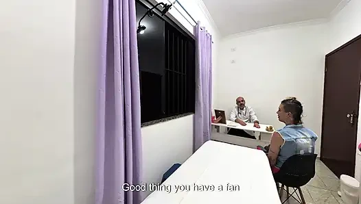 Врач-ортопед снимает одежду с пациентки и эякулирует на ее лицо.