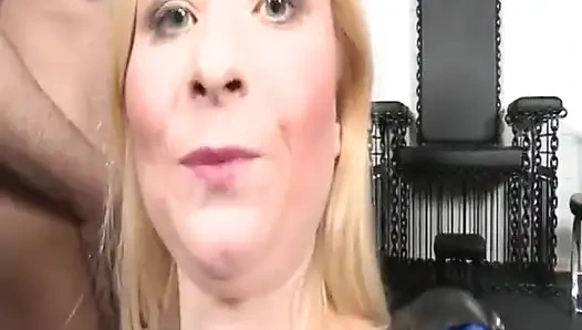 Sarışın kızlar vahşi grup oyununda sert emiyor