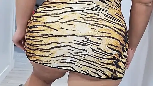 Big-Ass-Latina in engem sexy Kleid gibt einen guten Blowjob und vögelt in Doggy Position!