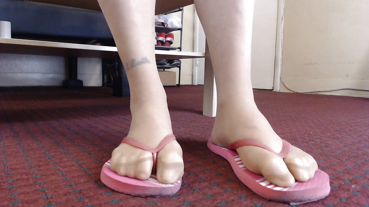 Pantimedias y chanclas