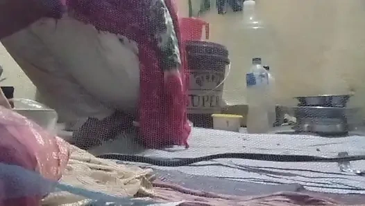 Tante desa pantat dan penisku menjadi ereksi setelah melihat pantat tante tiri pagi-pagi.