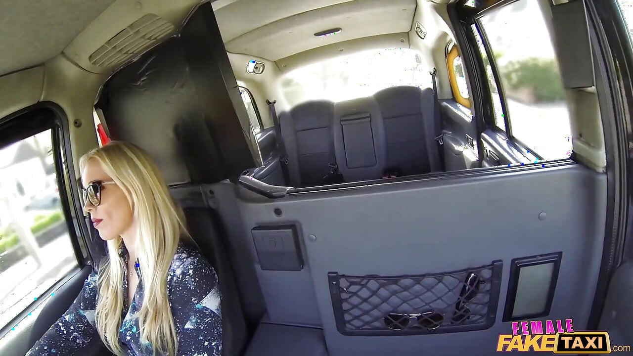 Female Fake Taxi - besharm taiksi ki savaari tab badh jaati hai jab yaatri khud ko ujaagar karta hai phir pitaee ho jaati hai aur stanon ki chudaee hoti hai