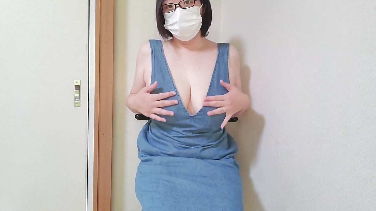 Uma mulher casada sente prazer enquanto se masturba em pé