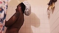 シャワー中のファットカット。初の自家製ビデオ！