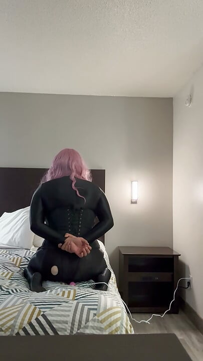 Sissy salope en combinaison zentai utilise son vibromasseur