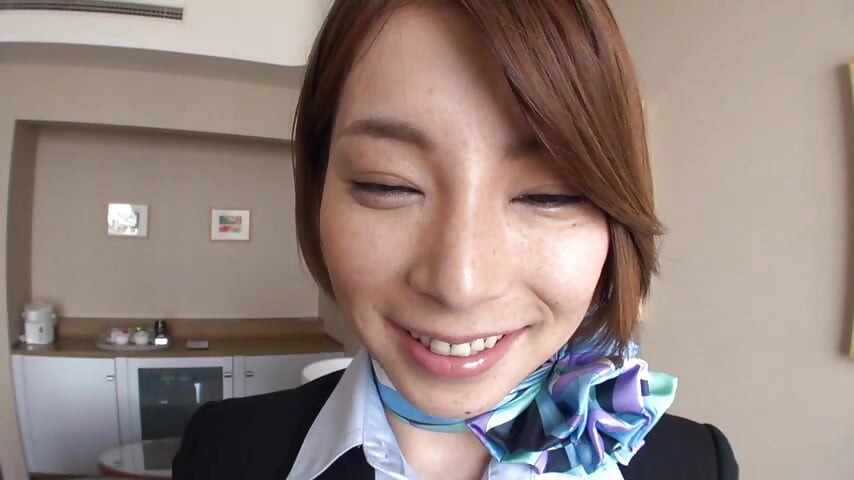 رجل ناضج ومضيفة مقصورة مغرية