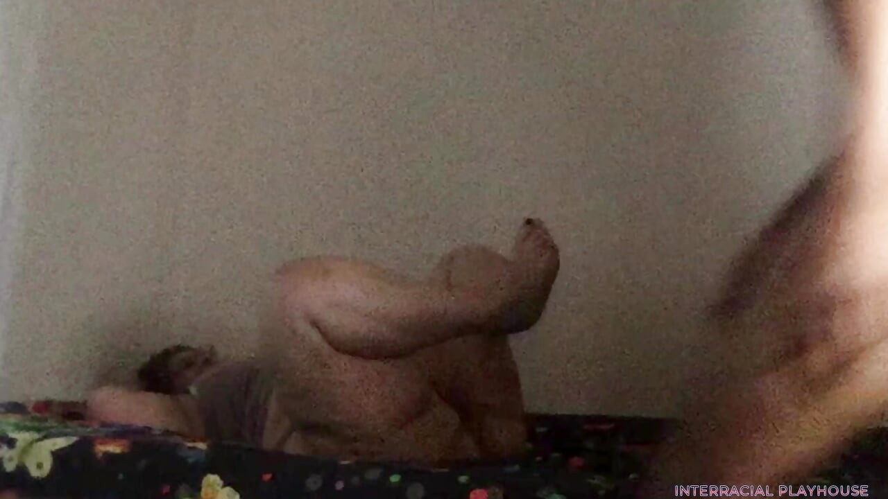 Британска пума милф в съседство си играе с твърд черен кур. Междурасово