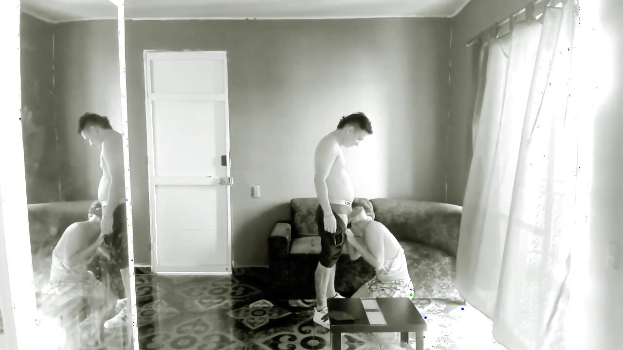 Το ντροπαλό Femboy έπεισε τον στρέιτ ποδοσφαιριστή να δοκιμάσει το καυτό στόμα του και το κατέγραψε