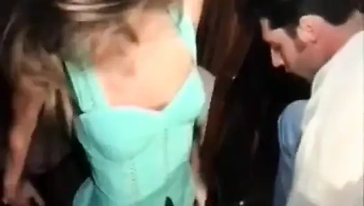 Ateşli sarışın sarışın kız siyah bir adam ve bir kulüpteki garson tarafından sikiliyor!