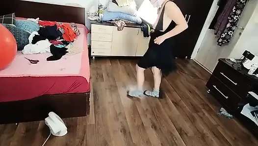 Amatör kadın kıyafetlerini denerken ve keserken eğleniyor.