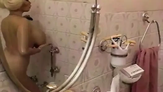 Fransız sarışın büyük memeli orta yaşlı seksi kadın duş alıyor