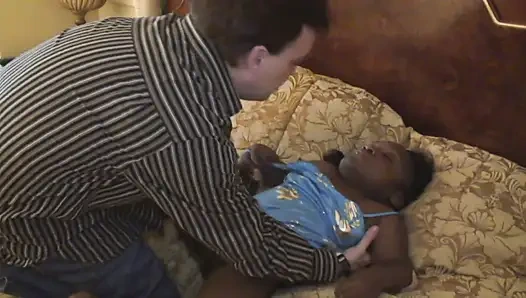 Cewek cebol kulit hitam disemprot di perutnya