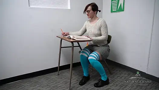 Lauren Laurent spielt und spreizt ihre haarige muschi