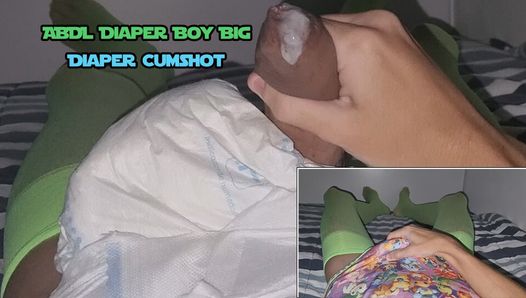 Abdl diaper boy grande sborrata dal pannolino