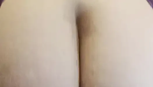 Şişman götlü iri güzel kadın mor iç çamaşırlı dildoya biniyor