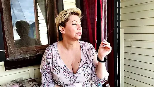 Gadis dewasa suka mencoba tampilan yang berbeda, tetapi memek mereka tetap basah... )) Bagian Satu.