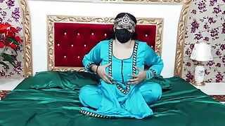 Mooi Pakistaans Pathaans meisje met grote borsten masturbeert door een enorme dildo