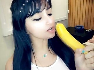 Comiendo sensualmente un plátano