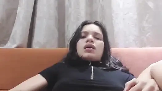 Kleine alice masturbiert auf dem sofa im wohnzimmer