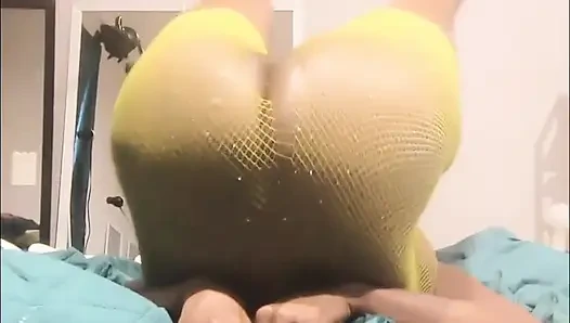 Bu amcığı aç ve senin için twerk yapıyor