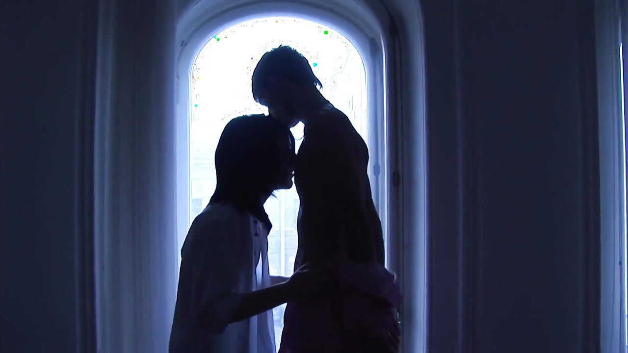 Videoclip exclusiv Fără prezervativ: bruneta sexy și incitantă este futută în curul său strâmt umed