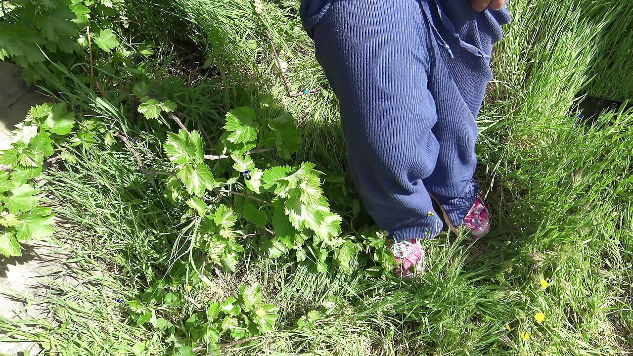 Nymphomaniac milf lets stranger cum on her hairy pussy in public
