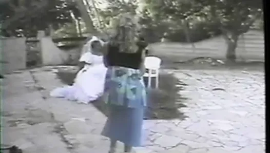 Французскую девушку трахают в белом свадебном платье