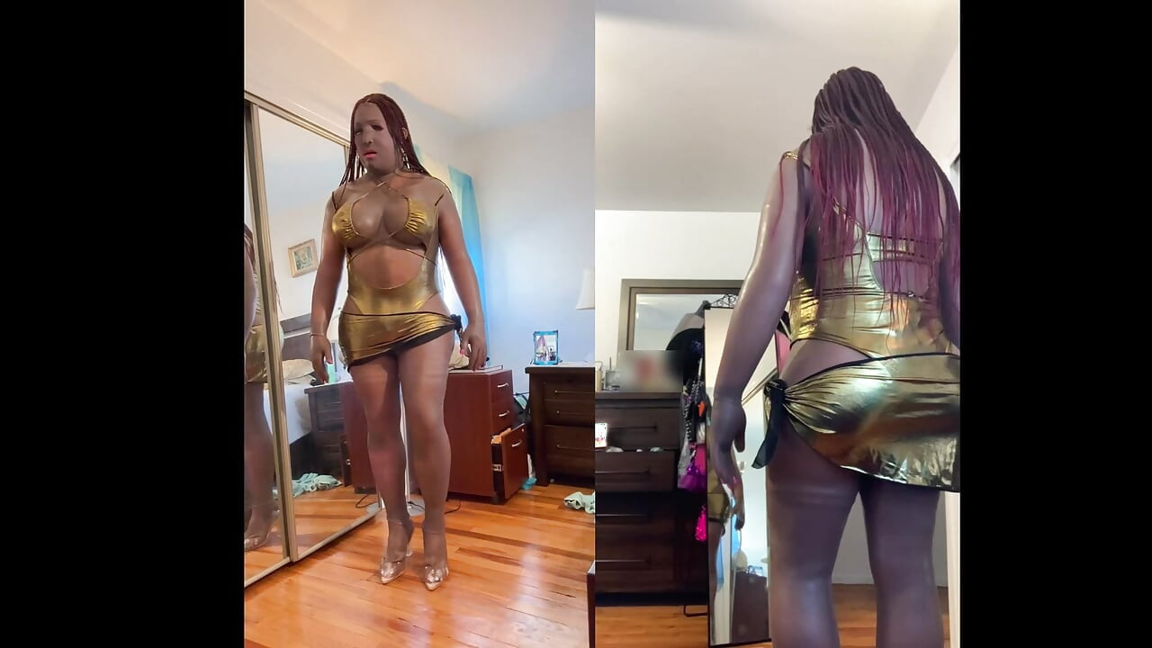 Schwarzes schätzchen Danae in einem sexy golden badeanzug, strippt, fickt ihren dildo und schieÃŸt ihre ladung