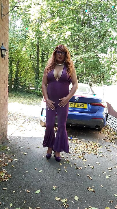 Seksi transvestit kellycd2022 u ljubičastom catsuitu i štiklama