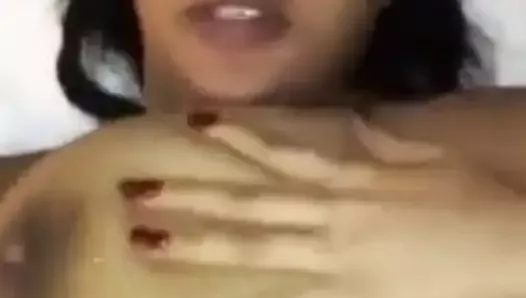 Саудовская Аравия, попка с большой задницей танцует молоко на сиськах в домашнем видео