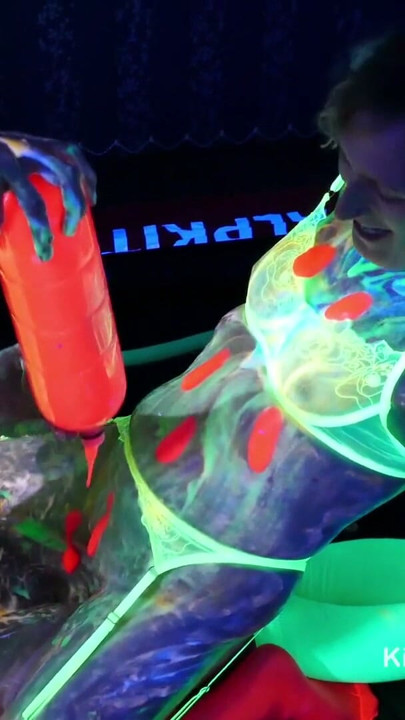 Υγρό και ακατάστατο παιχνίδι με λαμπερή UV Slime και πολύχρωμο εξωγήινο Goo | Clip 2