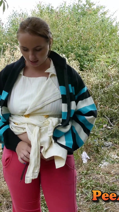 בחורה שמנה משתינה במקום נטוש 4K
