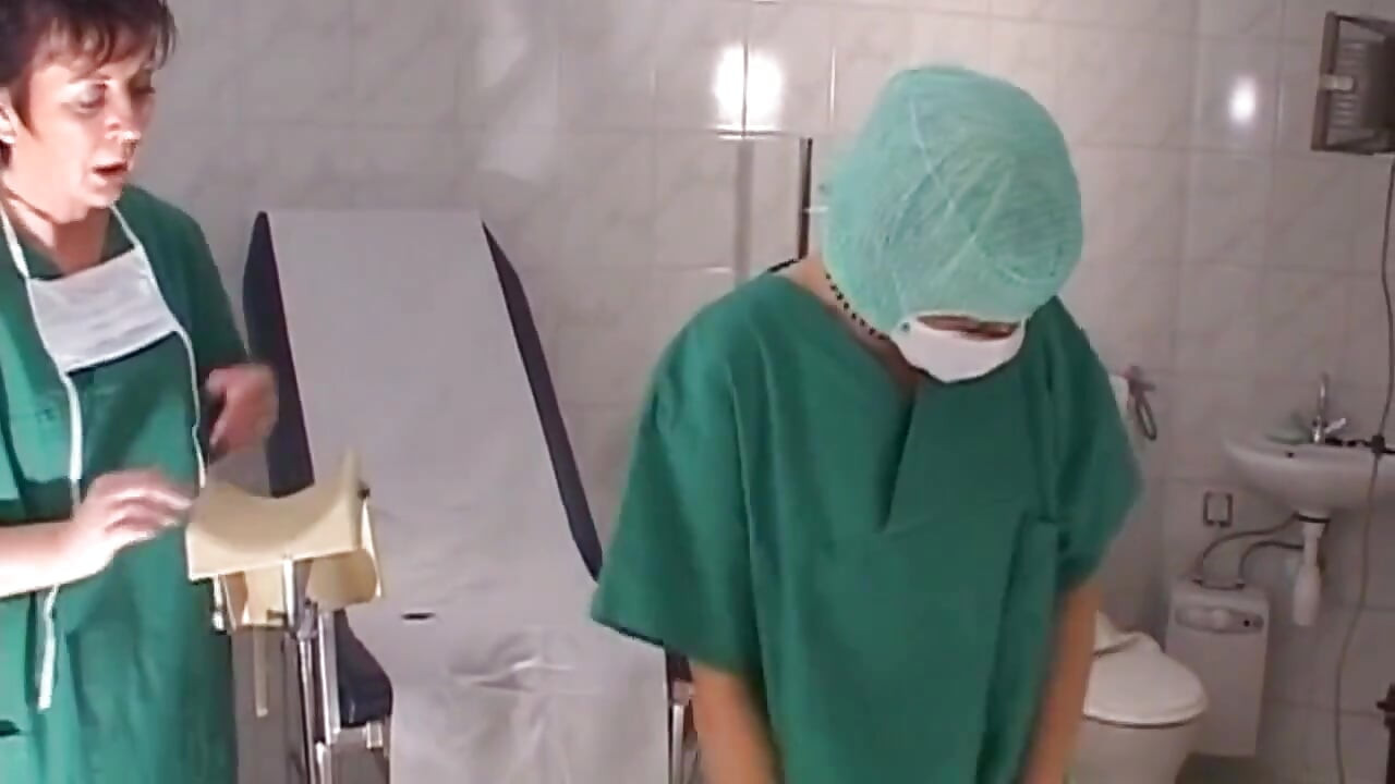 Olgun bayanlar tıbbi muayeneyi ıslak lezbiyen oyununa dönüştürüyor