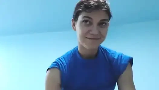 Senin için soyunuyorken her santimin esnemelerini izle...
