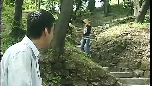 Genç sarışın sürtük parkta güzel bir sakso çekiyor