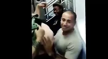 Abuela tetona se deja manosear en el metro CDMX