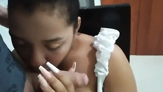 Няня сосет мой хуй для увеличения в видео от первого лица
