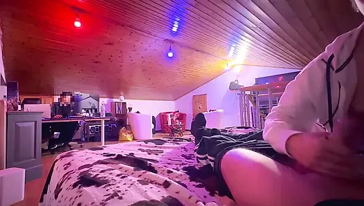 Temanku ngentot kontolku selama 13 menit, dan aku crot berkali-kali sambil ditonton teman sekamar - pov finish yang eksplosif