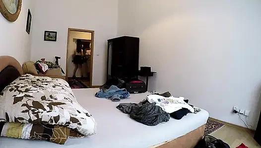 Камера няни в раздевалке девушки снимает без трусиков в любительском видео