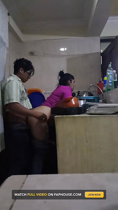 Fodendo e chupando com o empregado na cozinha