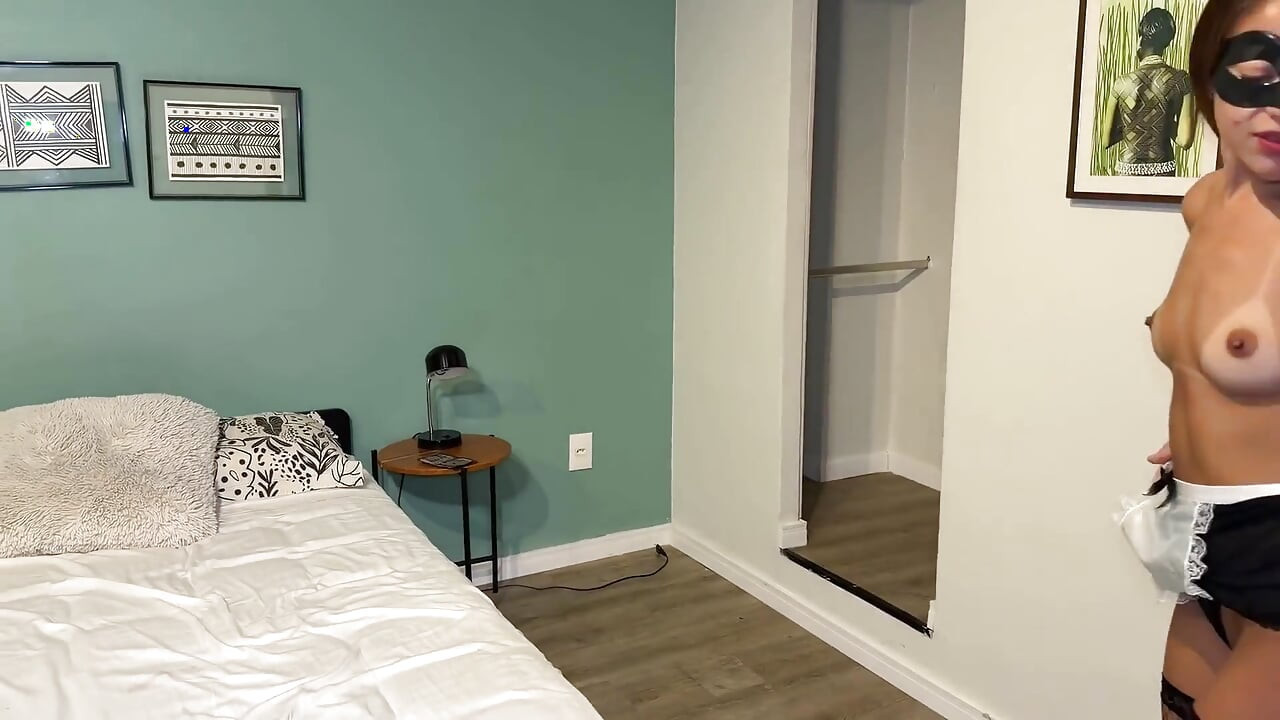 Minha esposa saiu, eu aproveitei para foder a buceta da empregada