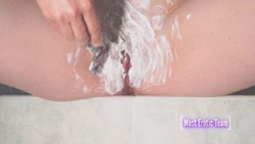 Elle se rase la chatte dans le bain