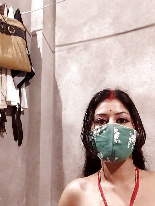 Chồng đi văn phòng sau đó cô vợ Ấn Độ đang khoe thân hình khỏa thân