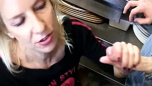 Дикая французская крошка ублажает два члена во время работы на кухне