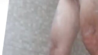 Uomo brasiliano con un grosso cazzo duro nel bagno