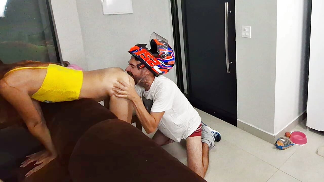 バスタオルだけを身に着けた一人の女の子が配達員を迎える!