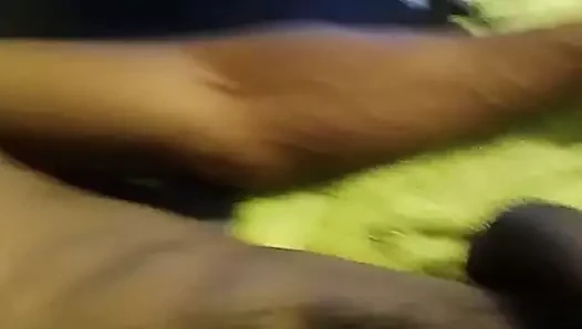 mastürbasyon yaparken porno izliyor