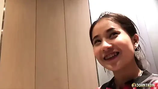 Johntronx - cewek cantik dengan gaun malam hari dan sepatu hak tinggi dicrot di dalam