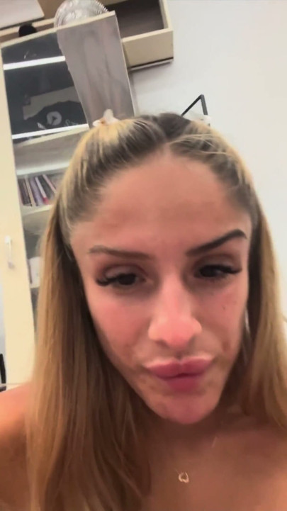 18 år gammel italiensk webcam-stjerne blondine gjør footjob med lange sokker på en gigantisk svart dildo