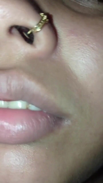 Moment spectaculos de la "Nose pulling twisting ciupire, videoclip solicitat amuzant"